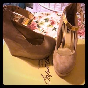 Nude and gold suede Women wedged high heels size 6